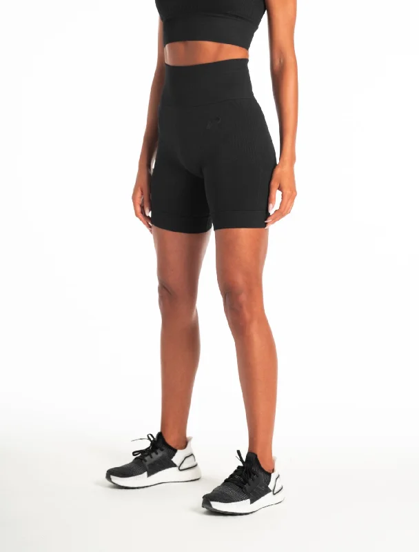 adapt-seamless-shorts-blackout