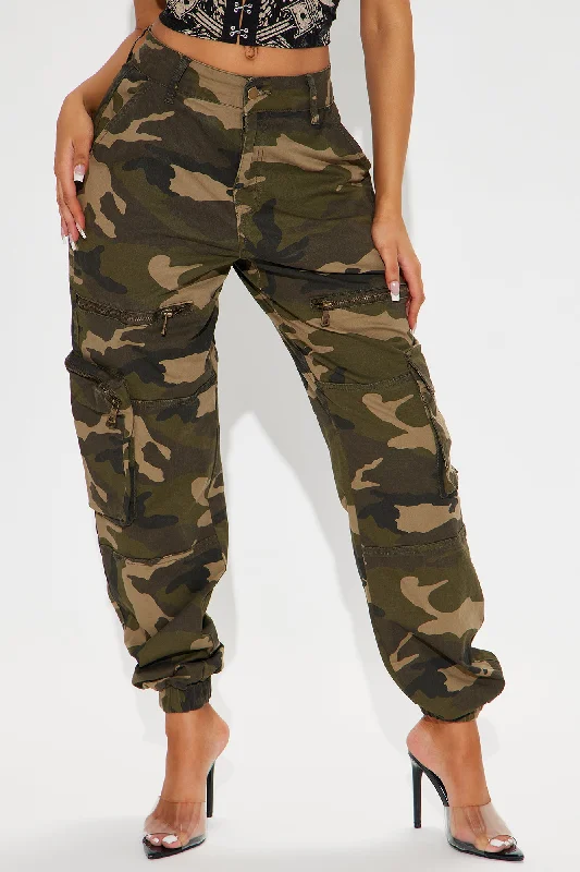 your-favorite-girl-camo-cargo-jogger-olive-combo