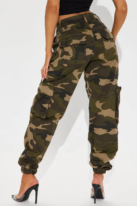 your-favorite-girl-camo-cargo-jogger-olive-combo