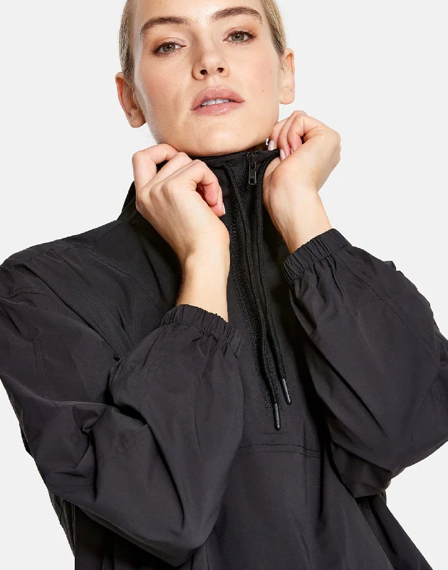 club-run-half-zip-jacket-in-black