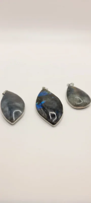 Labradorite Pendant set in Silver